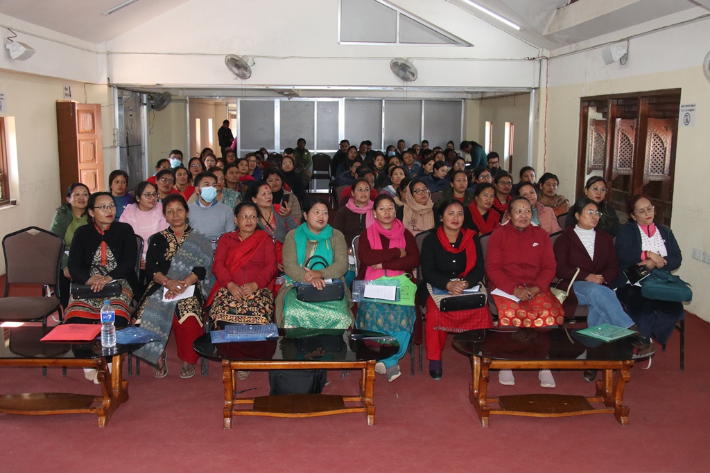 स्तनपान प्रबद्र्धनका लागि आमा समूह र स्वास्थ्यकर्मीहरुको लागि आयुर्वेदसम्बन्धी कार्यक्रम 