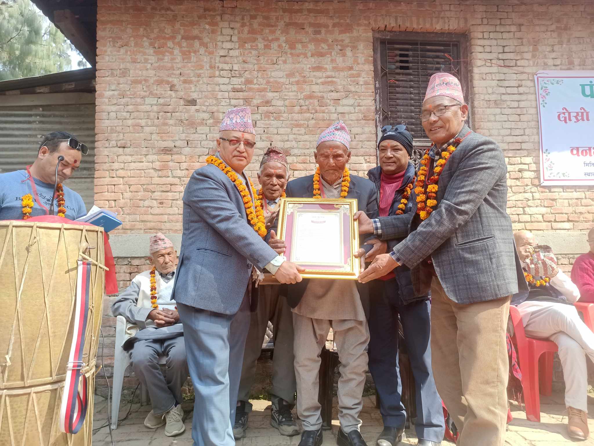 इटाछेंका एक सय वर्षीय हरिलाल पंचलाई गरियो सम्मानित