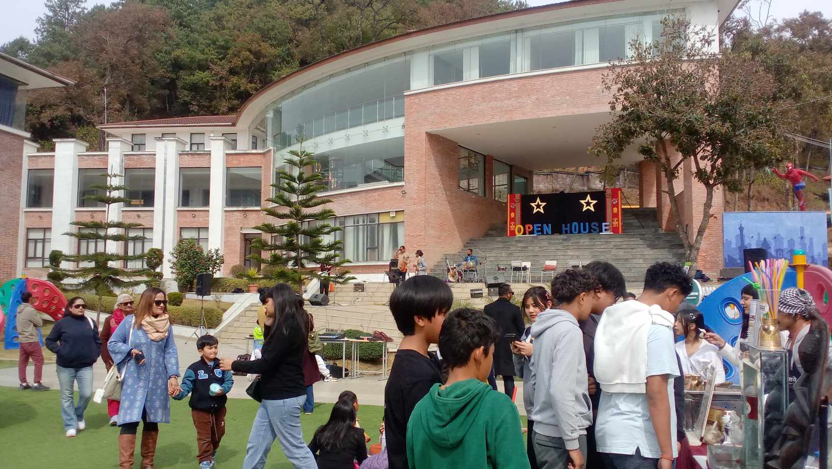 यस्तो रह्यो काठमाडौ वल्ड स्कुलको ओपन हाउस (तस्वीर कथा)