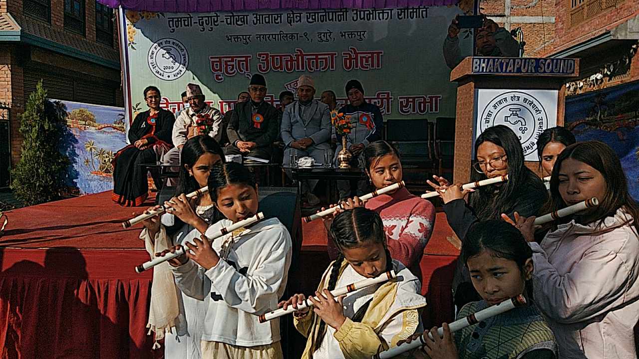 तुमुचो आवास क्षेत्रमा खानेपानीका लागि भएको उपभोक्ता भेला तस्वीरमा 