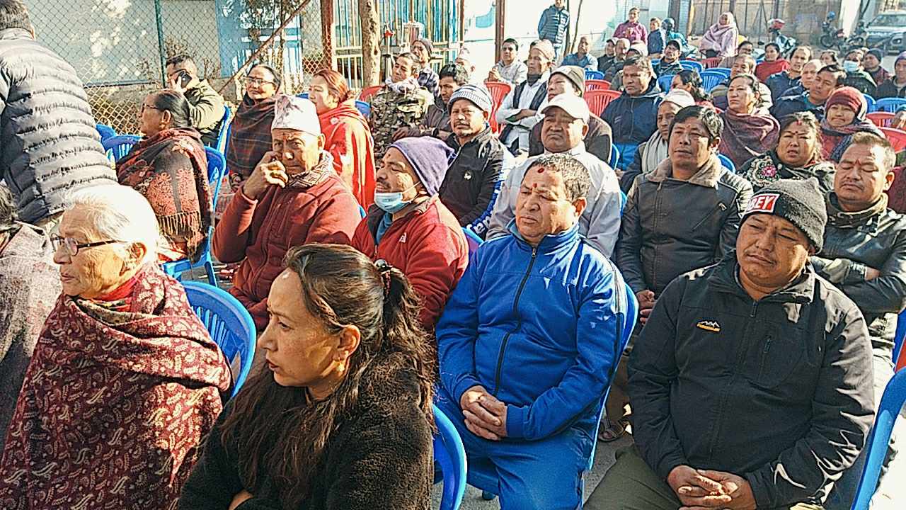 तुमुचो आवास क्षेत्रमा खानेपानीका लागि भएको उपभोक्ता भेला तस्वीरमा 