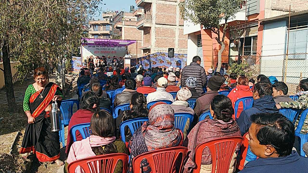 तुमुचो आवास क्षेत्रमा खानेपानीका लागि भएको उपभोक्ता भेला तस्वीरमा 