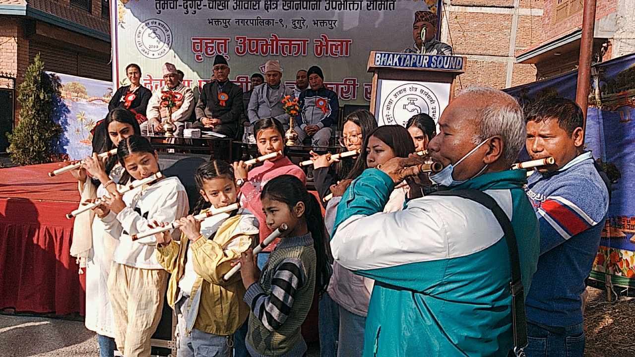 तुमुचो आवास क्षेत्रमा खानेपानीका लागि भएको उपभोक्ता भेला तस्वीरमा 