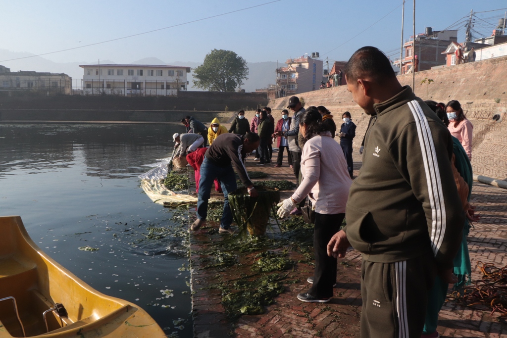 ऐतिहासिक भाजु पुखूको यसरी गरियो सरसफाई (फोटो कथा)