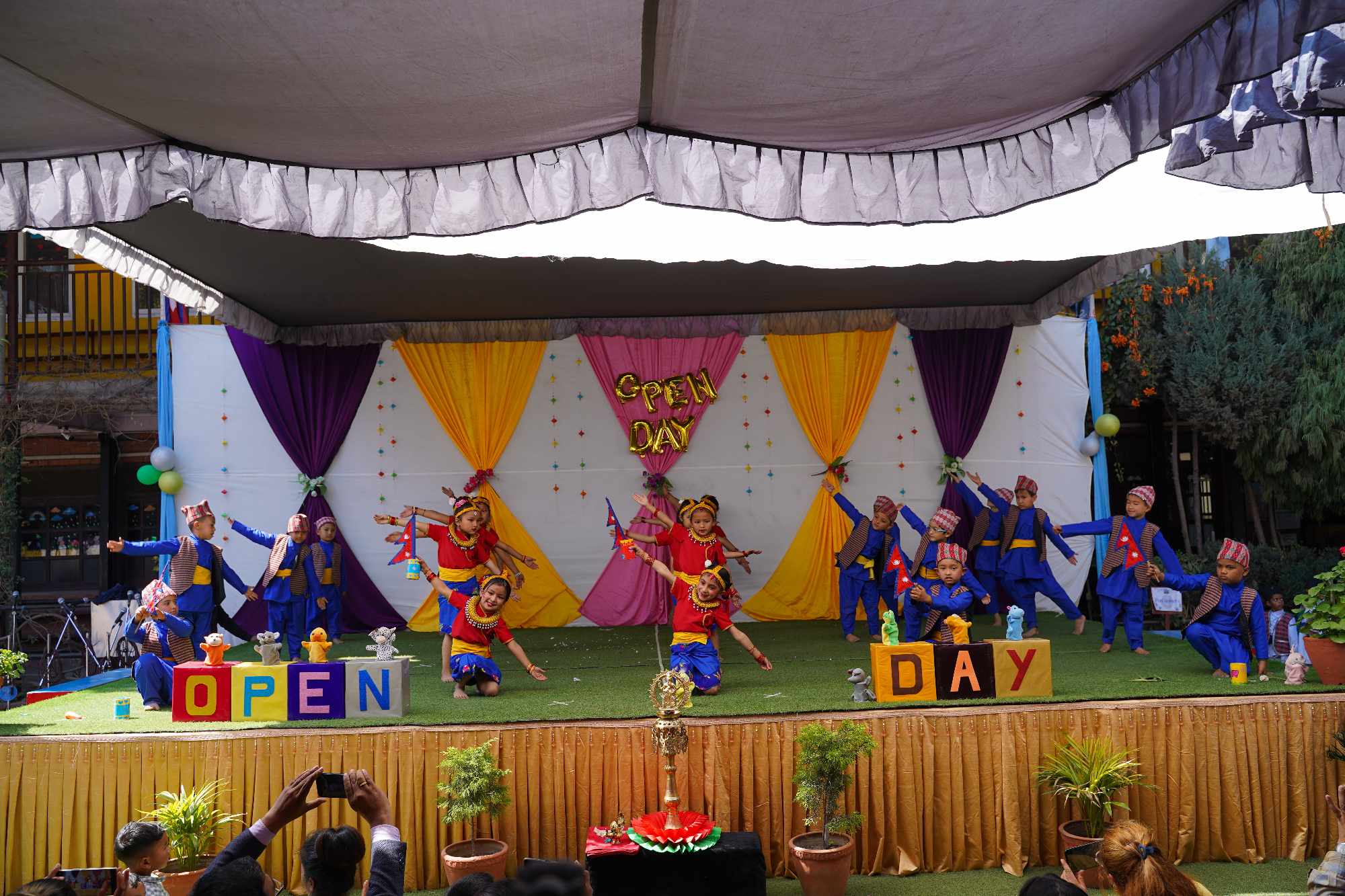 सकियो एभरेस्ट स्कुलमा १४ औँ ओपेन डे ः नचाए विद्यार्थीले  