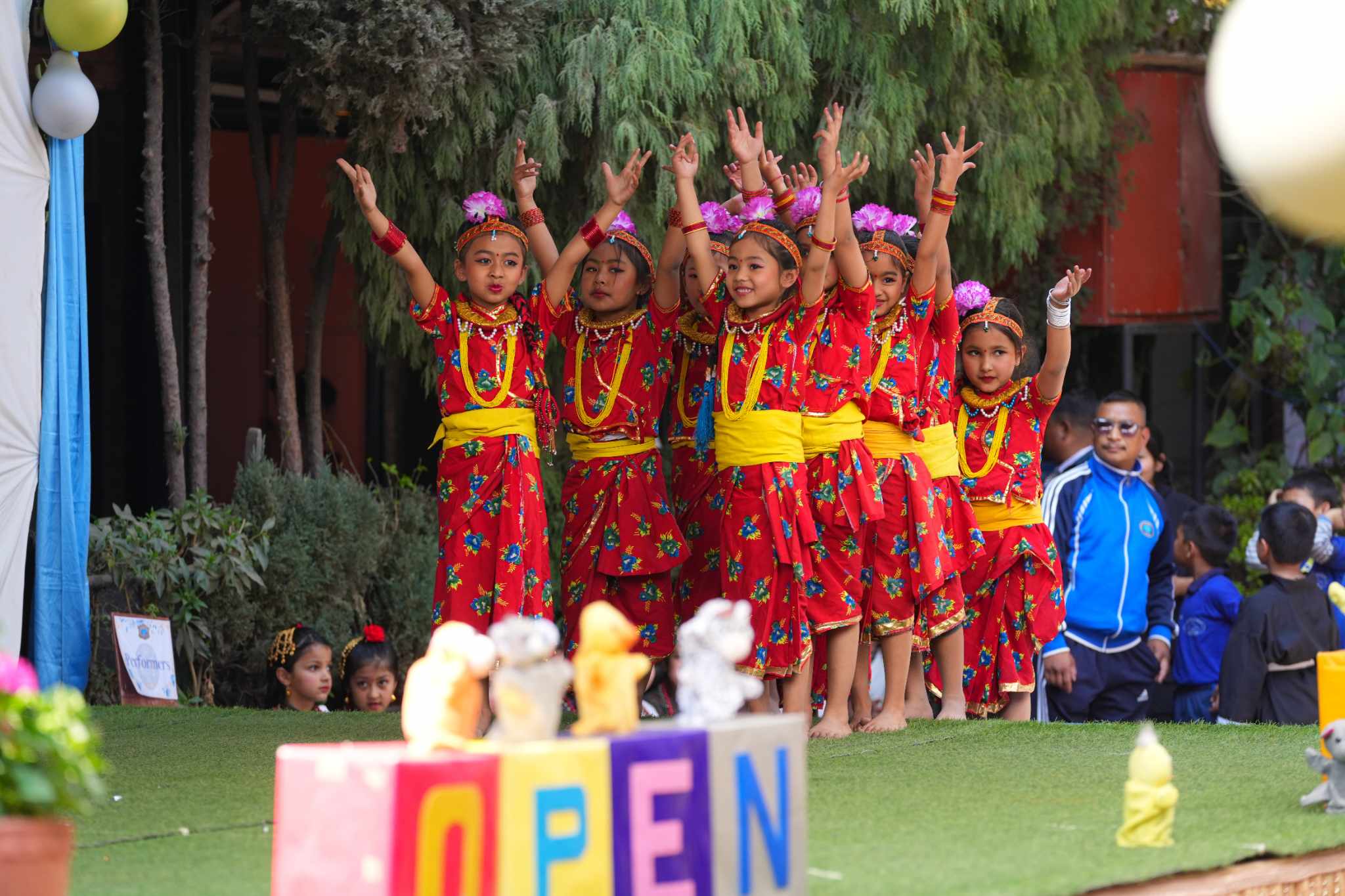 सकियो एभरेस्ट स्कुलमा १४ औँ ओपेन डे ः नचाए विद्यार्थीले  