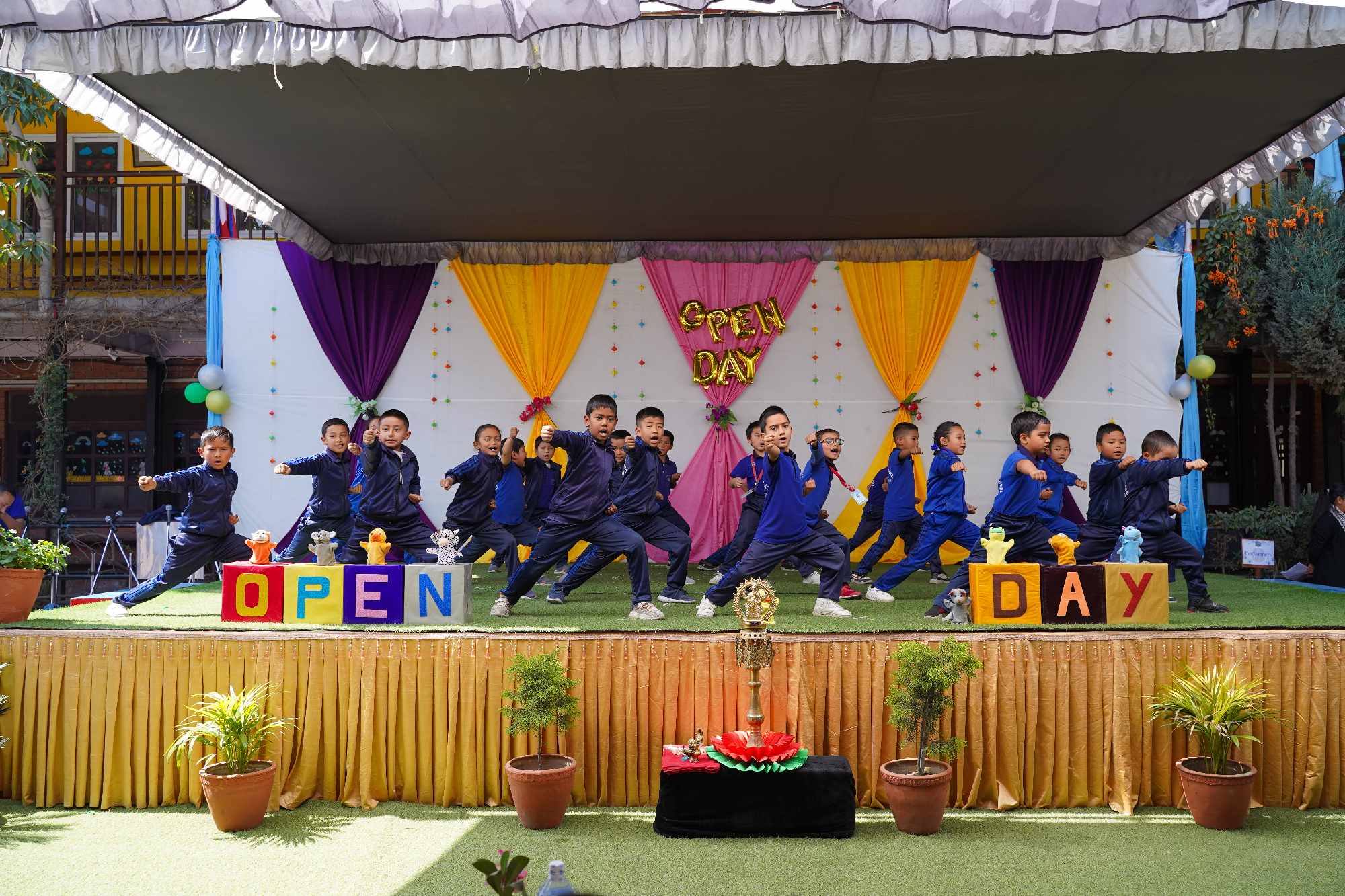 सकियो एभरेस्ट स्कुलमा १४ औँ ओपेन डे ः नचाए विद्यार्थीले  