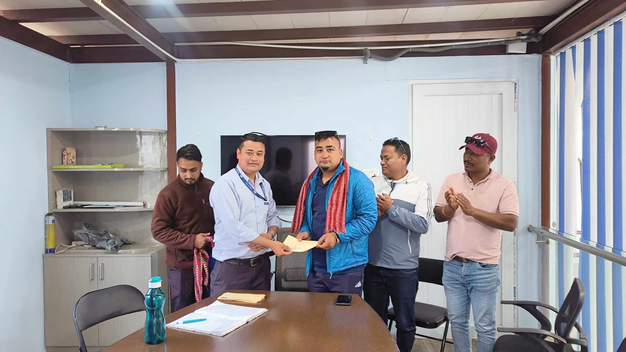 फुटबलमा विजयी टिम तथा खेलाडीहरुलाई नगद पुरस्कार वितरण
