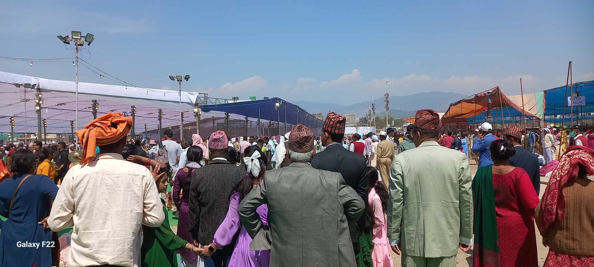सल्लाघारीमा भारतीयको भीड (तस्वीर कथा)