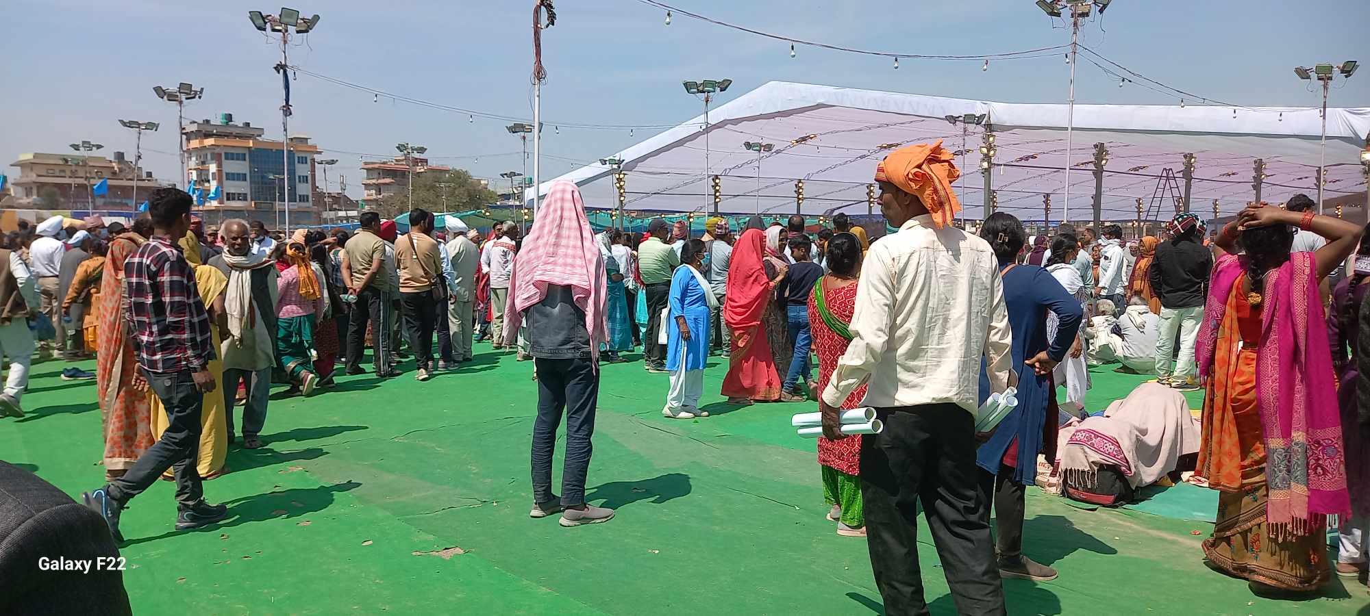 सल्लाघारीमा भारतीयको भीड (तस्वीर कथा)