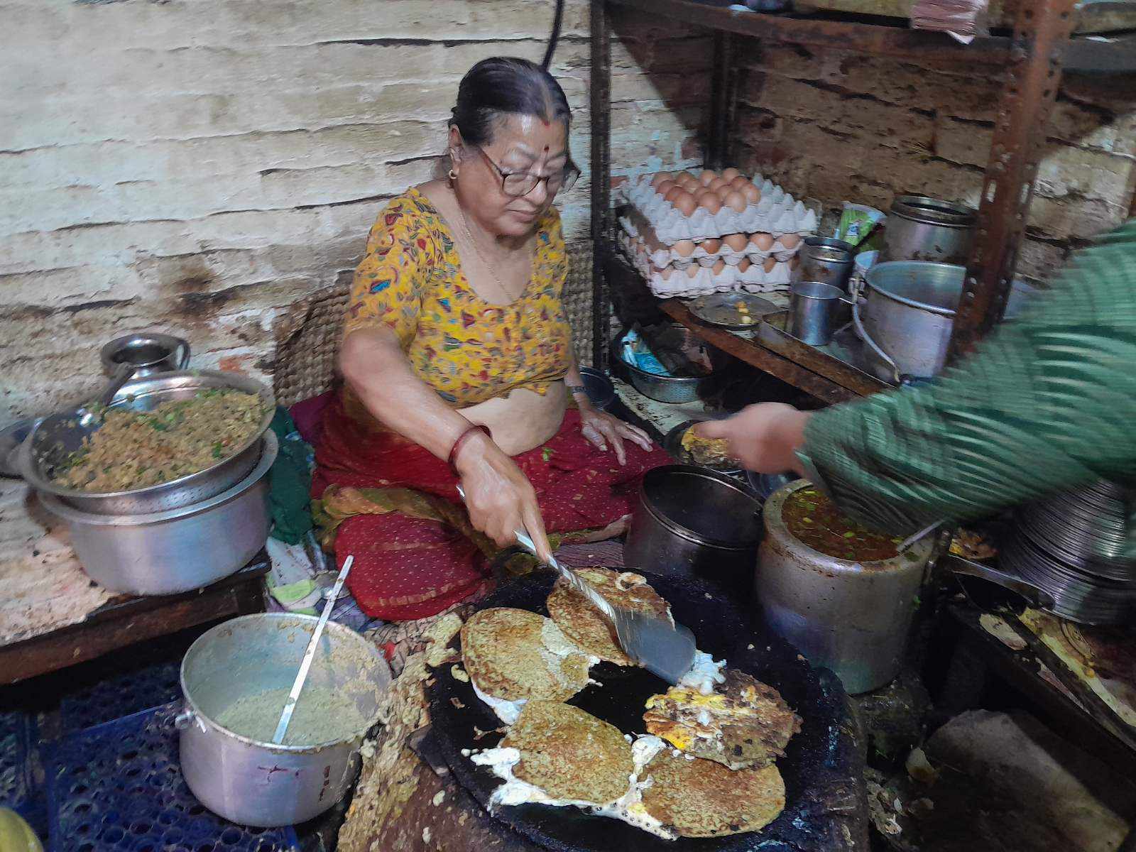 ७३ वर्षकी आमा ५० वर्षदेखि वोः वेच्दै, गुजारा चलाउँंदै  