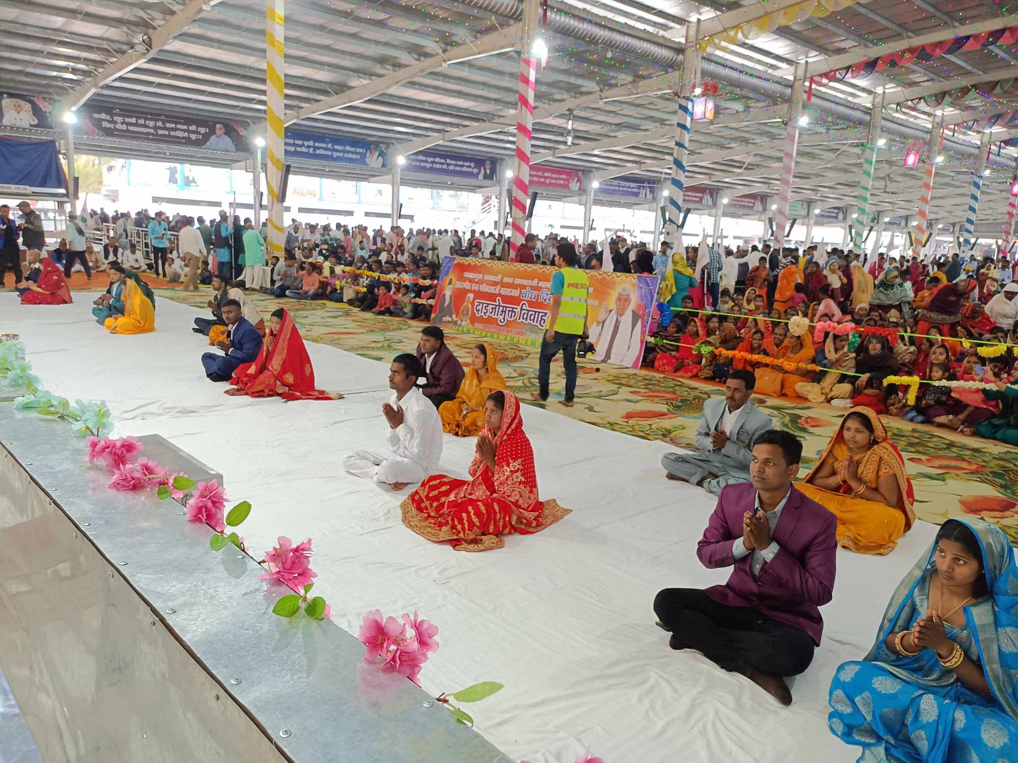 सतलोक आश्रम धनुषामा एकै साथ भयो ८ नव जोडीहरुको दाइजोरहित विवाह