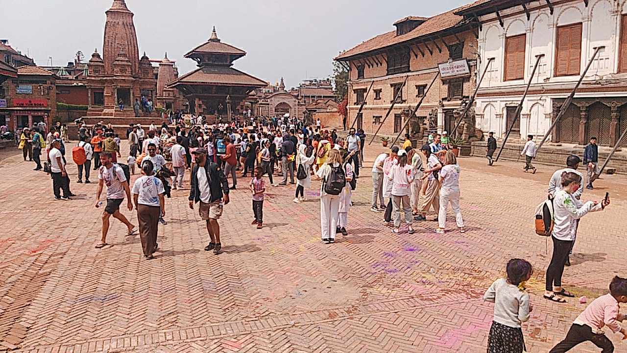 यस्तो रहयो भक्तपुर दरवार क्षेत्रमा विदेशीहरुको होली 