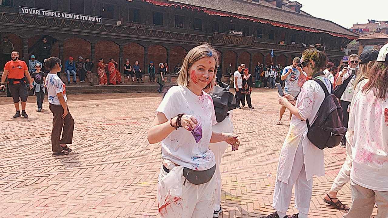 यस्तो रहयो भक्तपुर दरवार क्षेत्रमा विदेशीहरुको होली 