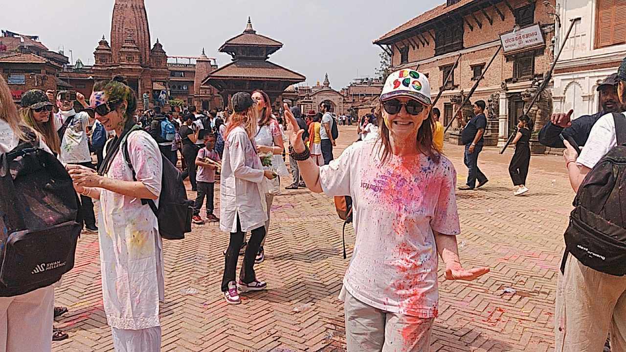 यस्तो रहयो भक्तपुर दरवार क्षेत्रमा विदेशीहरुको होली 