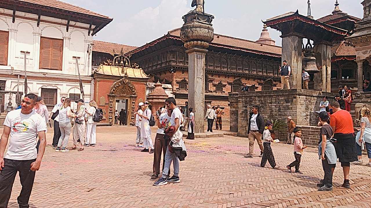 यस्तो रहयो भक्तपुर दरवार क्षेत्रमा विदेशीहरुको होली 