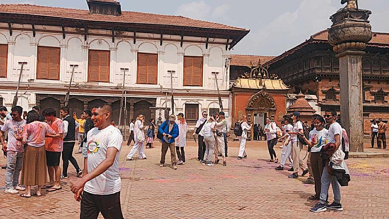 यस्तो रहयो भक्तपुर दरवार क्षेत्रमा विदेशीहरुको होली 