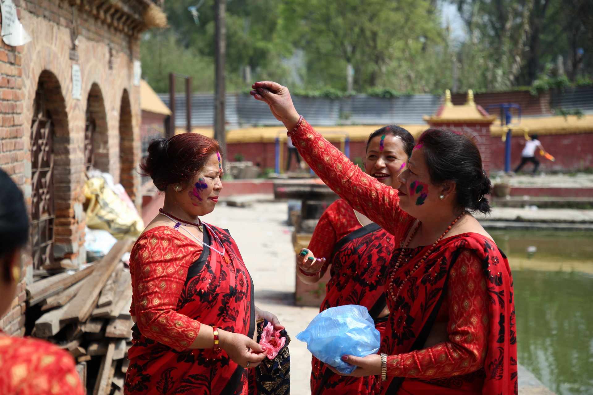 दिनभरको होली तस्वीरहरुमा (फोटो फिचर)