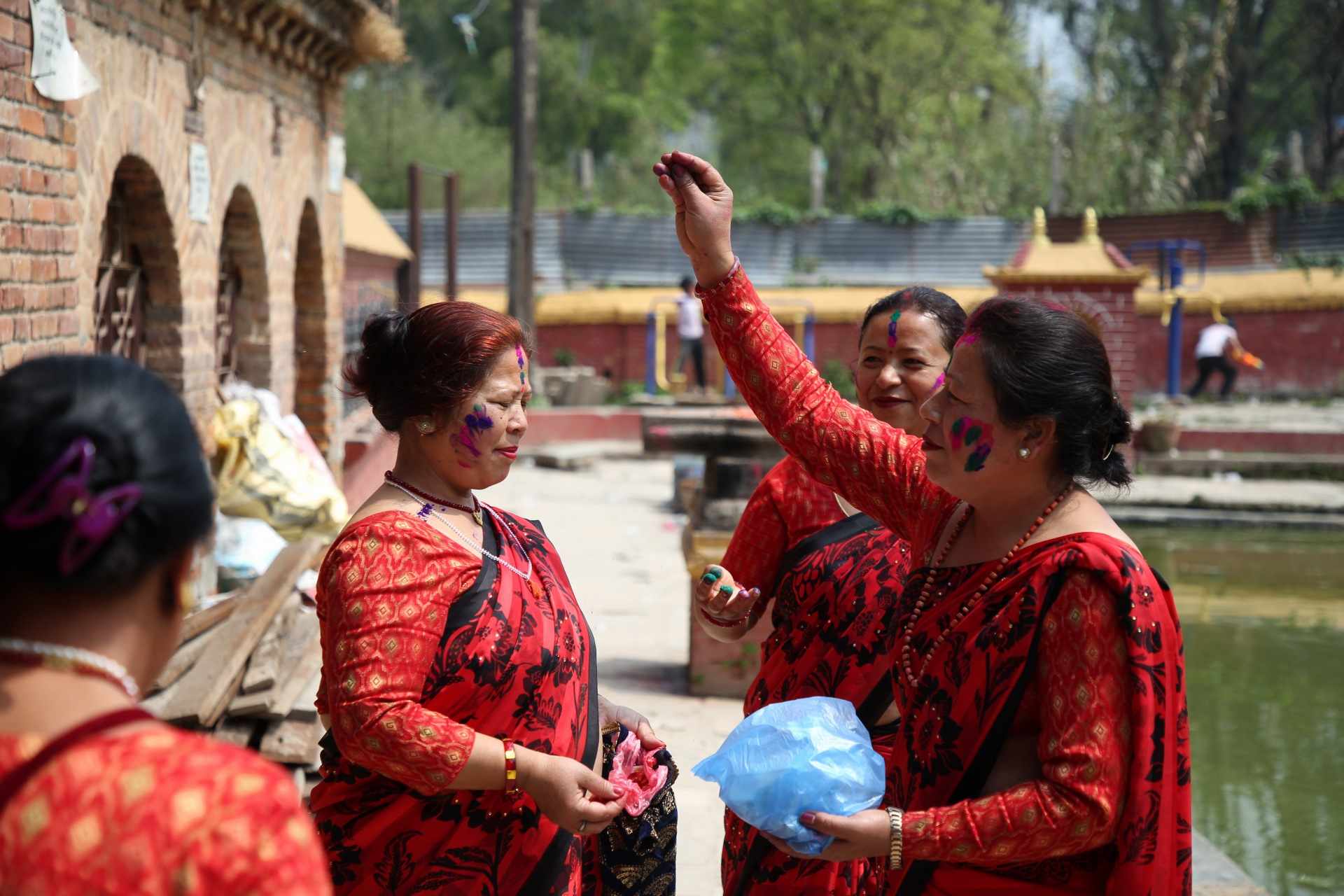 दिनभरको होली तस्वीरहरुमा (फोटो फिचर)