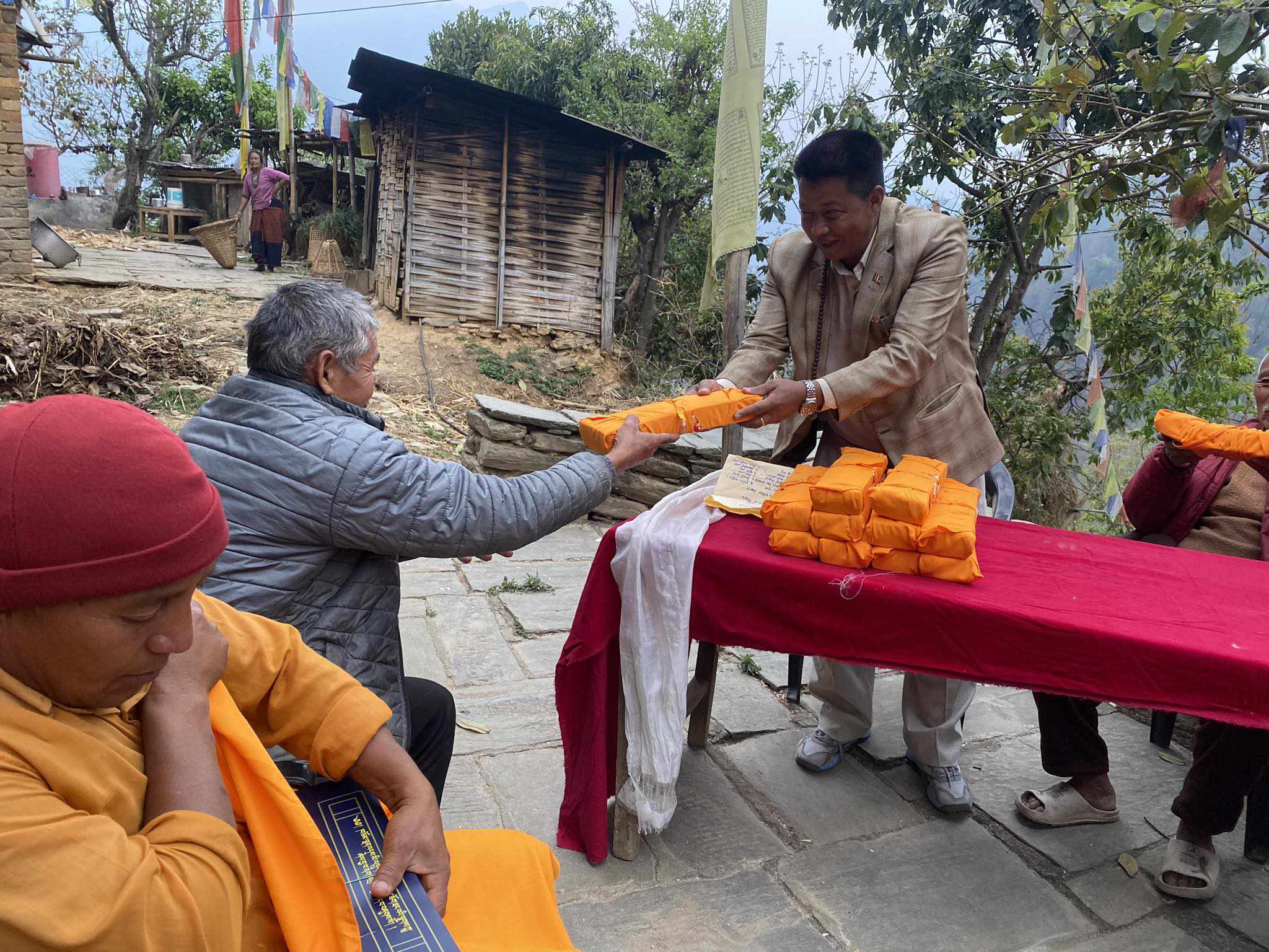 गुम्बाका लामा धर्म गुरुहरुलाई धार्मिक पुस्तक वितरण 