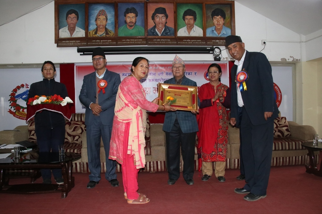 भक्तपुर नगरपालिकामा ३० वर्ष सेवा पूरा गरेका र सेवा निवृत्त कर्मचारीहरु सम्मानित (कोको भए ?)