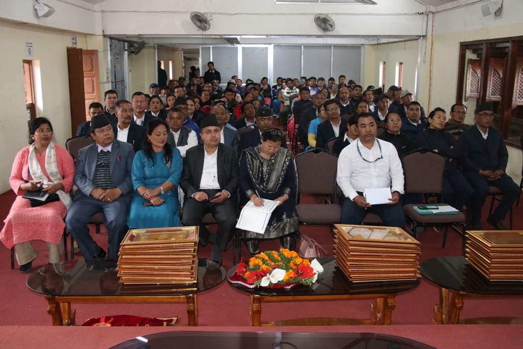 भक्तपुर नगरपालिकामा ३० वर्ष सेवा पूरा गरेका र सेवा निवृत्त कर्मचारीहरु सम्मानित (कोको भए ?)