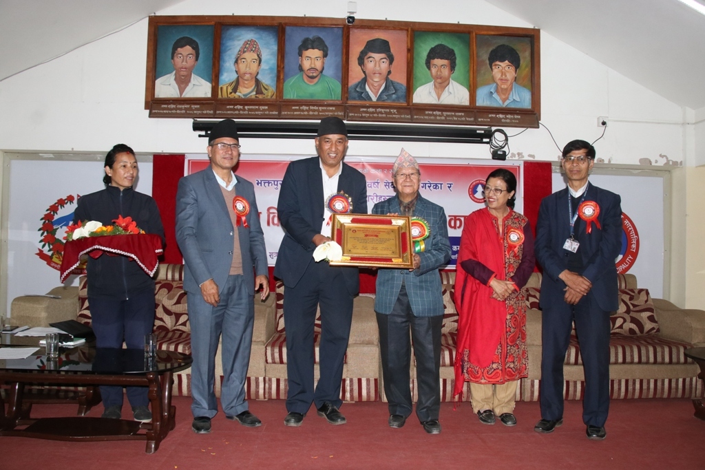भक्तपुर नगरपालिकामा ३० वर्ष सेवा पूरा गरेका र सेवा निवृत्त कर्मचारीहरु सम्मानित (कोको भए ?)