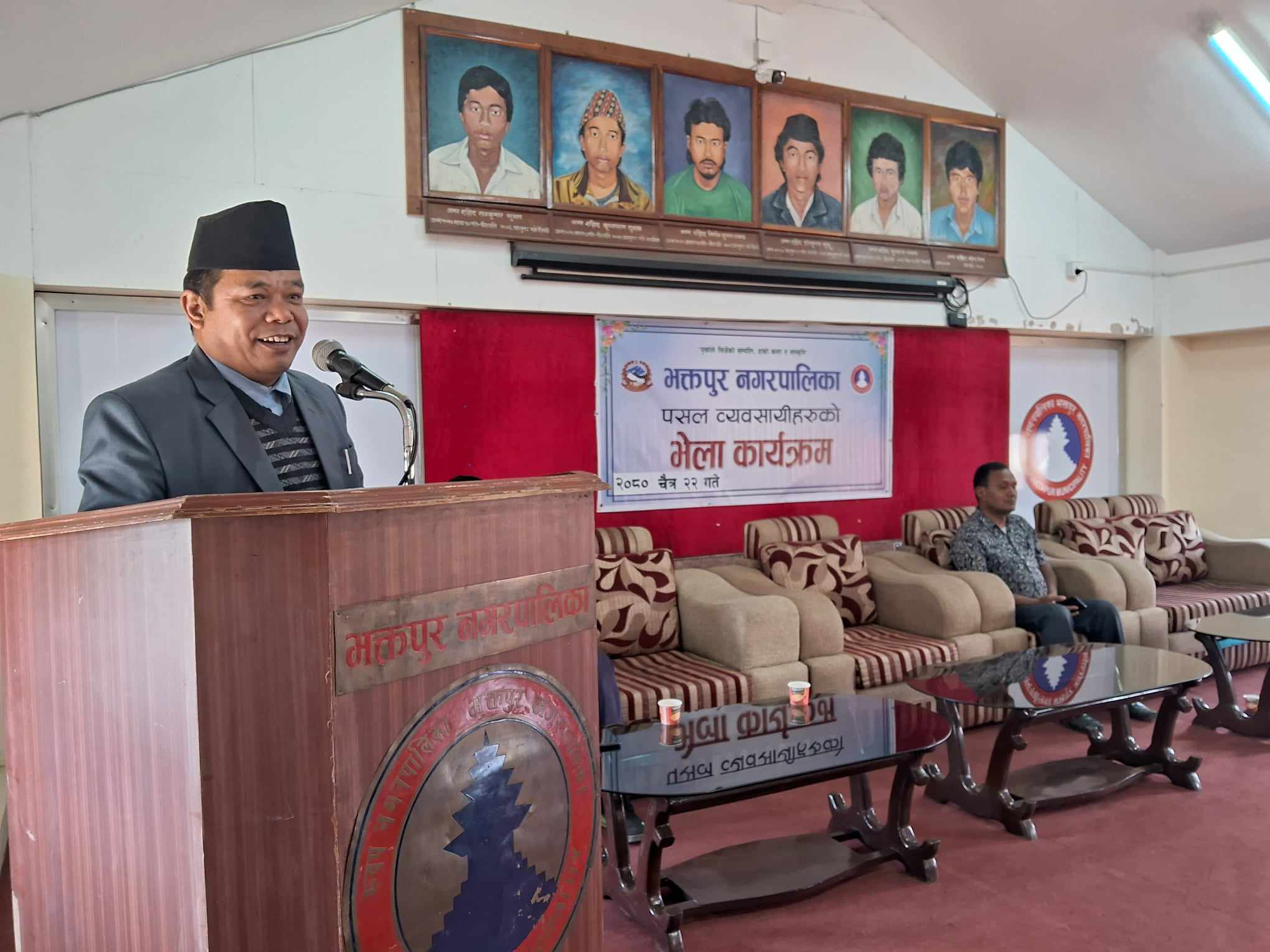 खौमादेखि दुधपाटीसम्मका पसल व्यवसायीहरुको भेला 