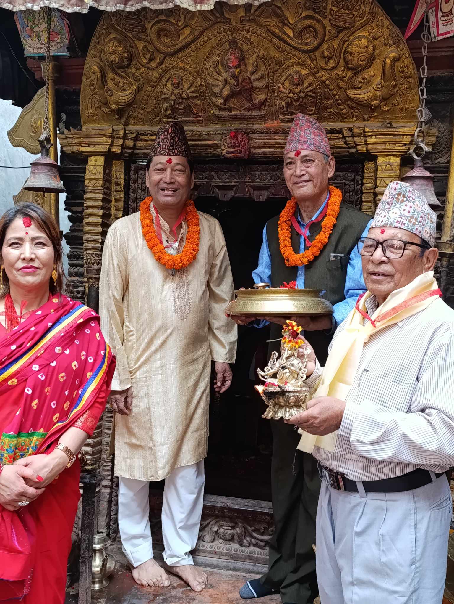 गणेश मन्दिरभित्र कलात्मक बुट्टाले कुदिएकाे पित्तलकाे पात्रले सजाए