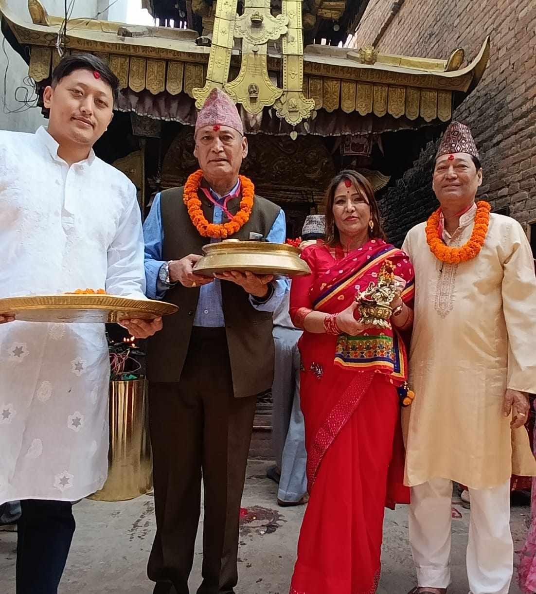 गणेश मन्दिरभित्र कलात्मक बुट्टाले कुदिएकाे पित्तलकाे पात्रले सजाए