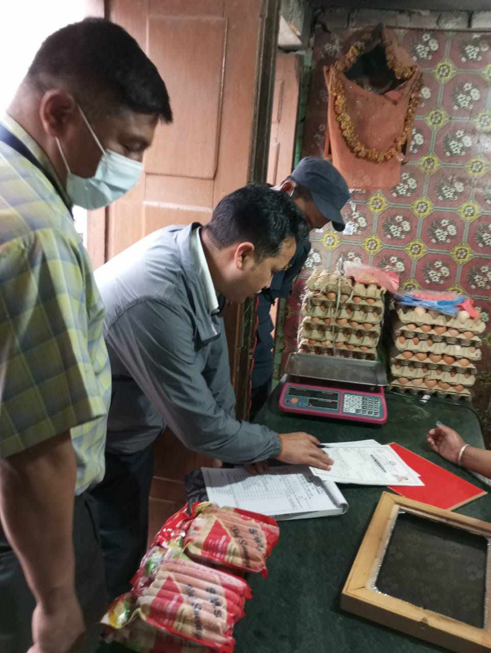 भगवतीस्थानमा कुहेको र बिग्रेको मासु बेचिरहेको गुनासो आएपछि....