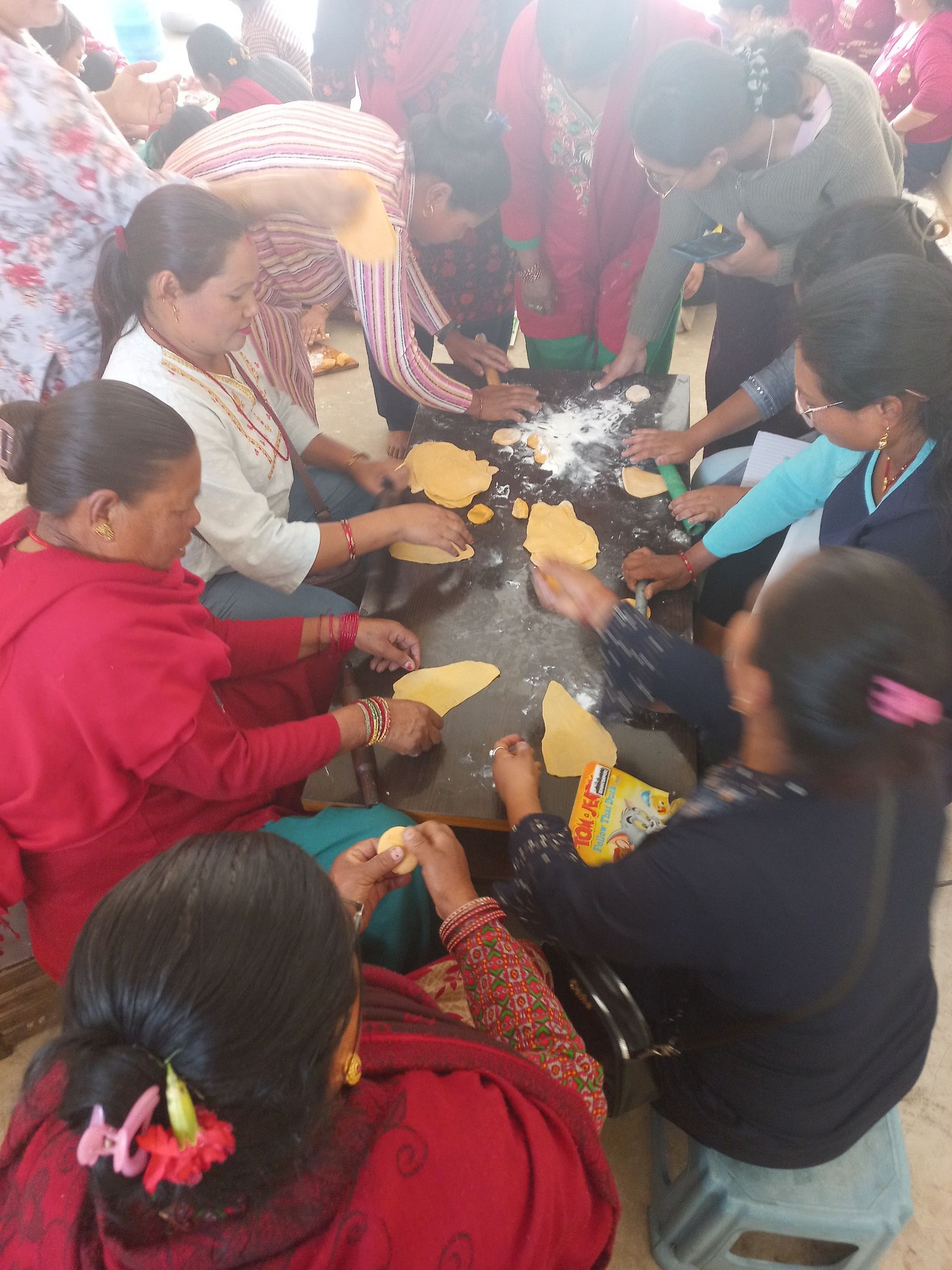 मिठाई बनाउने तालिममा रमाए सिपाडोलका महिलाहरु