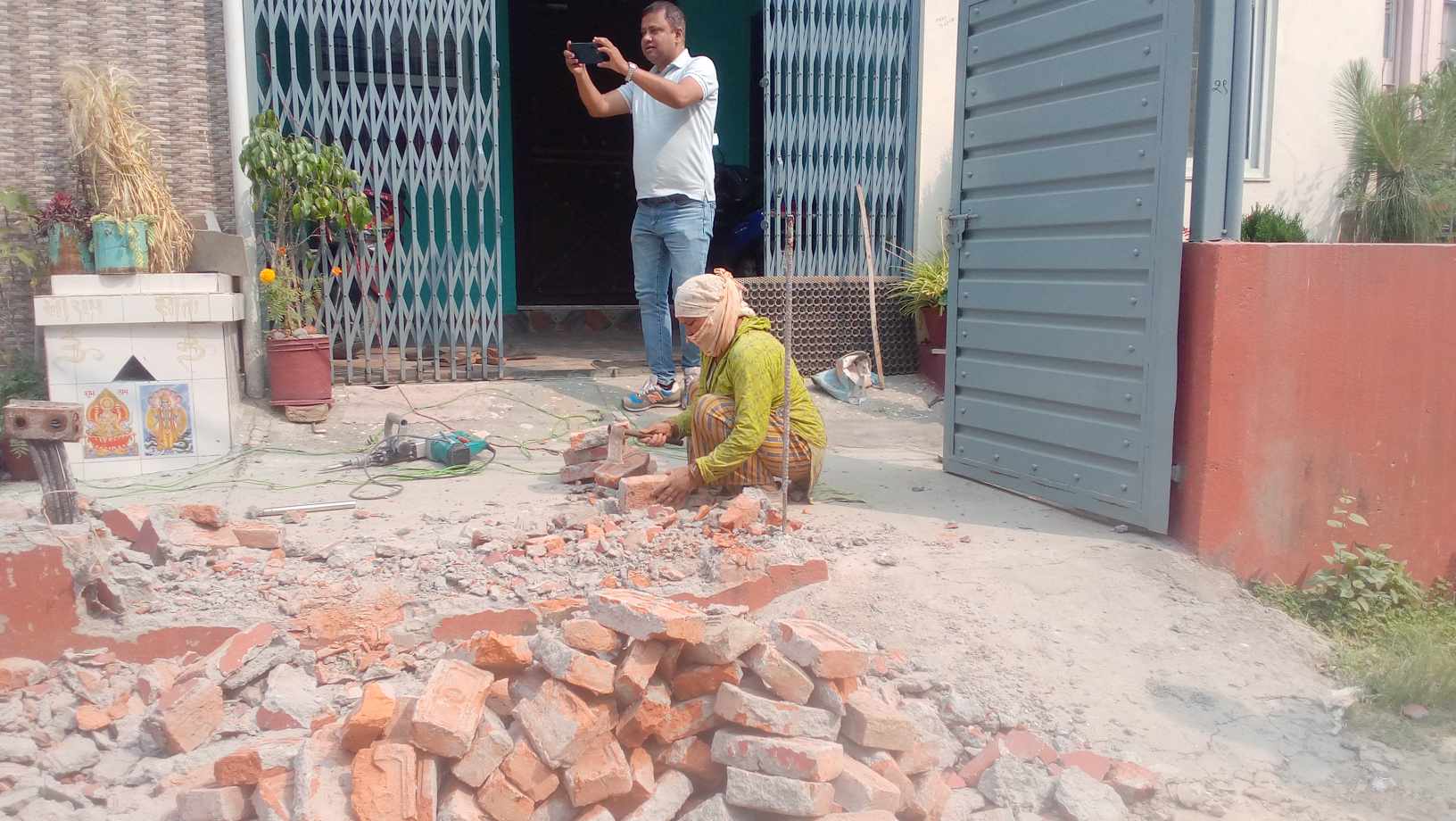 राधेराधेबासीले जव आफनो घरको कम्पाउण्ड आफैं भत्काउन थाले.. 