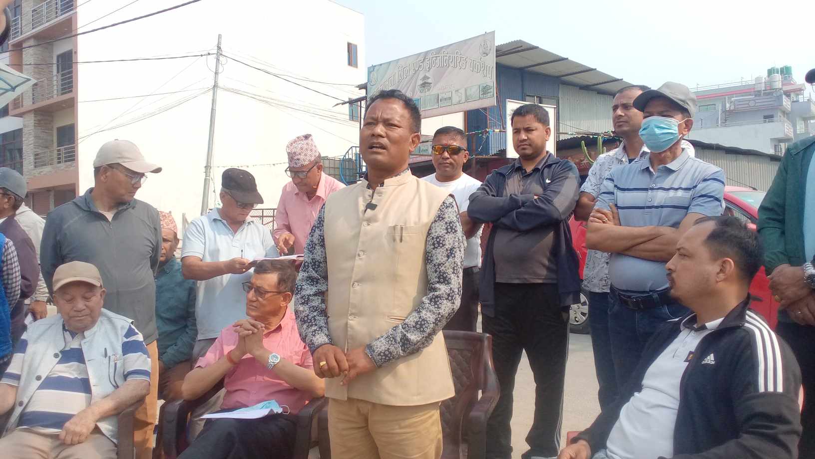 राधेराधेबासीले जव आफनो घरको कम्पाउण्ड आफैं भत्काउन थाले.. 