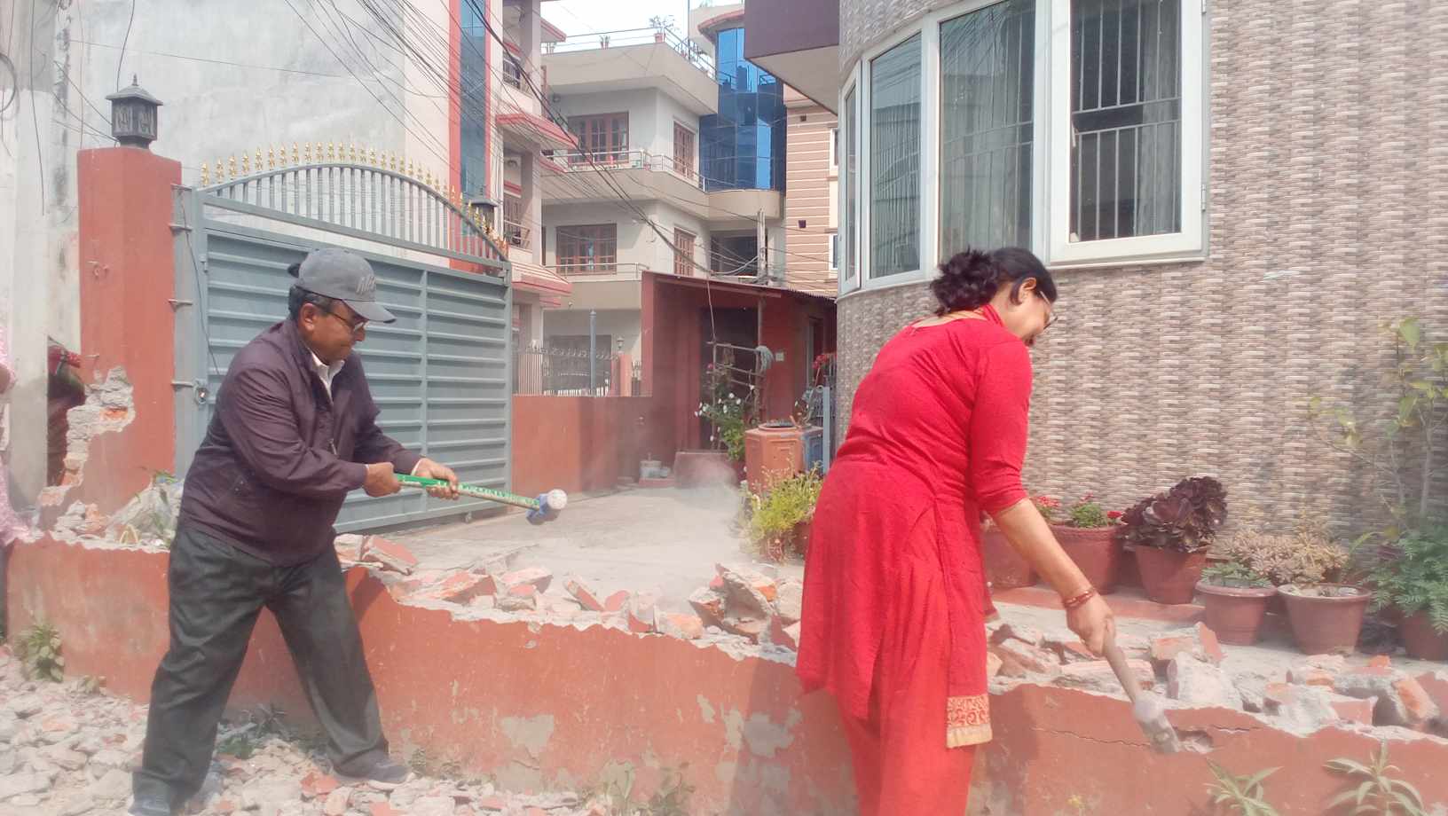 राधेराधेबासीले जव आफनो घरको कम्पाउण्ड आफैं भत्काउन थाले.. 