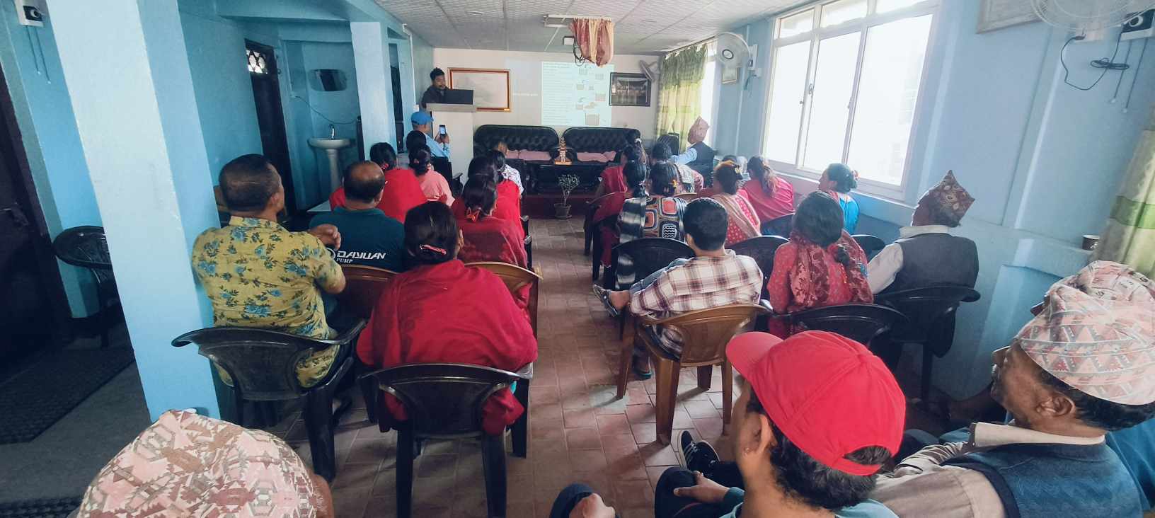 किसानलाई दिइयो धानको वीउ राख्ने तरिकाबारे जानकारी (तस्वीर कथा)