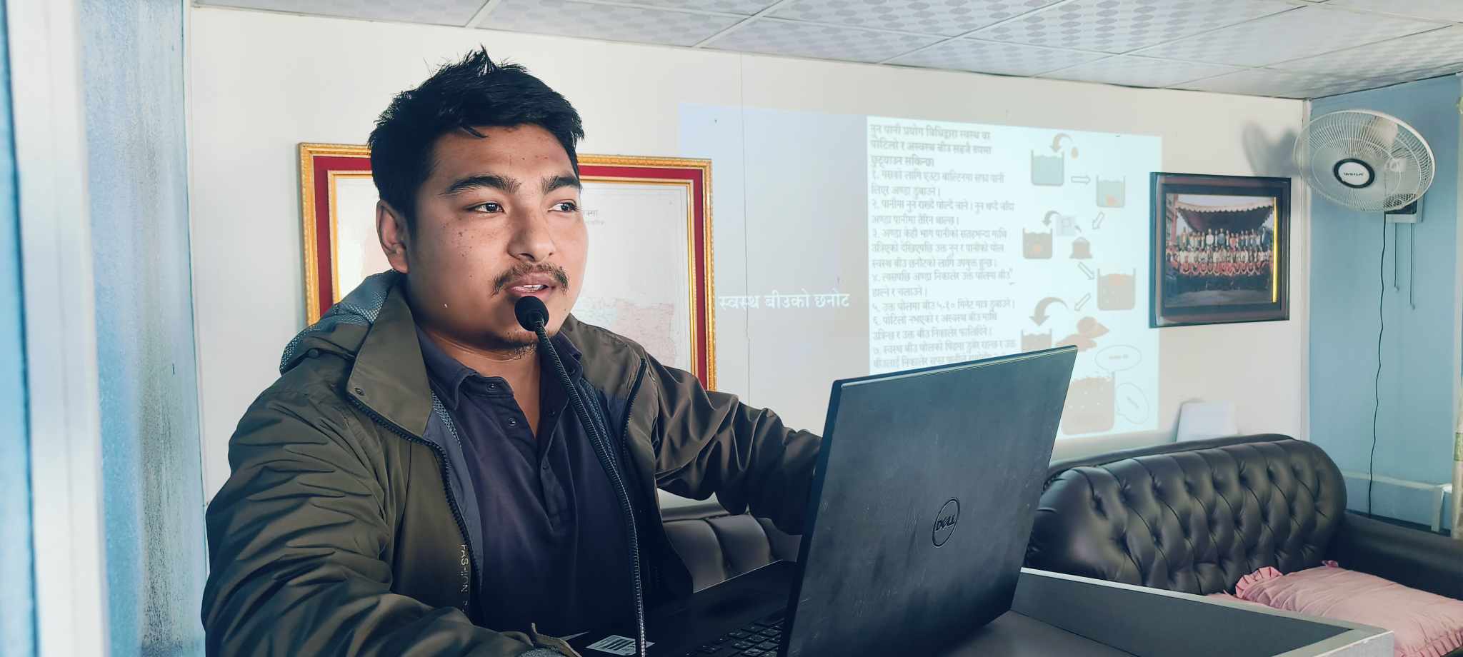 किसानलाई दिइयो धानको वीउ राख्ने तरिकाबारे जानकारी (तस्वीर कथा)
