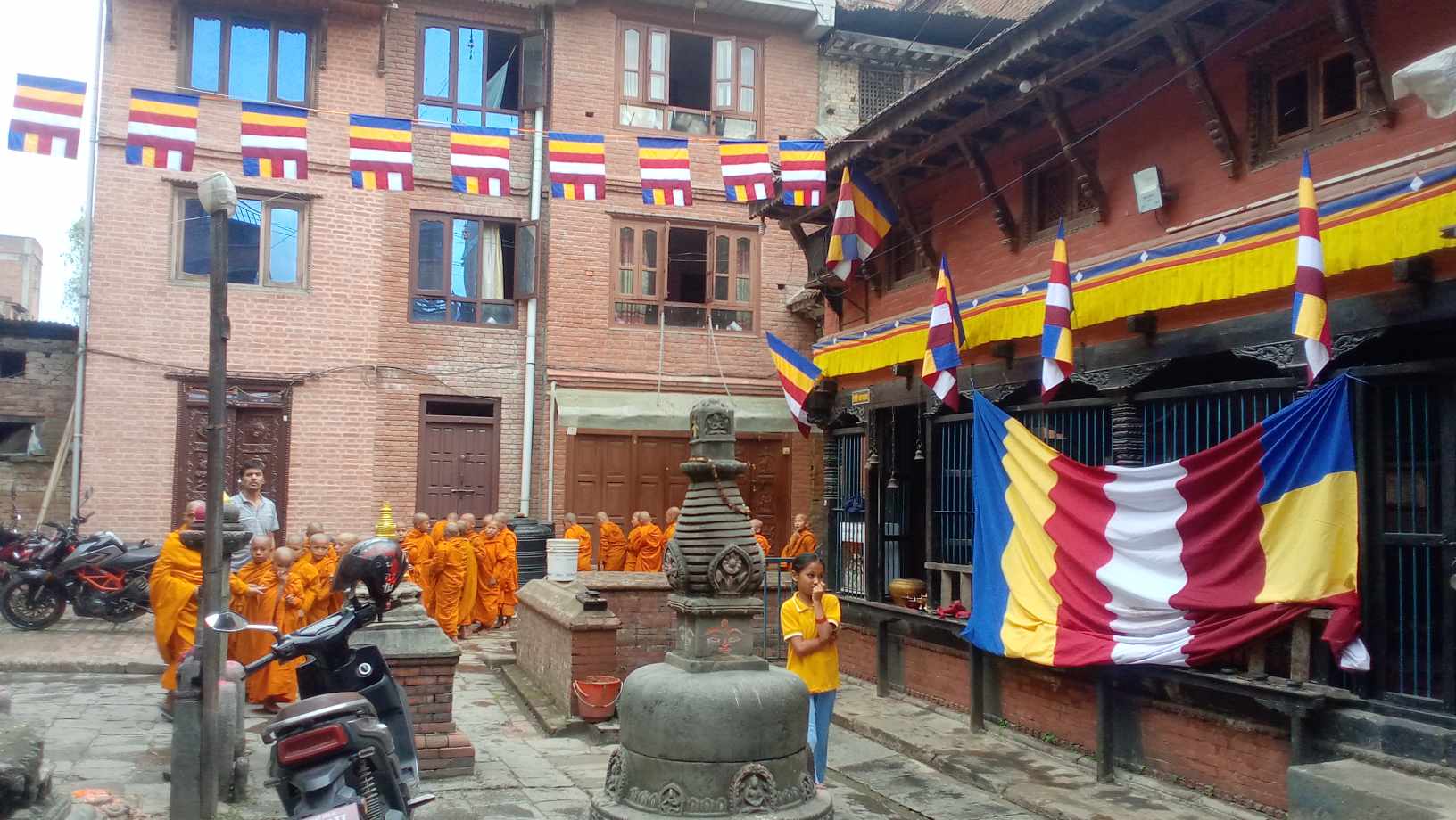 भक्तपुरमा निकालियो मैनबती पदयात्रा (तस्वीरहरु छन्) 