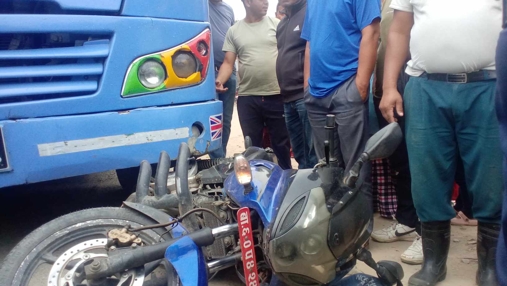 जगातीमा बसले मोटरसाइकललाई किचेपछि.........