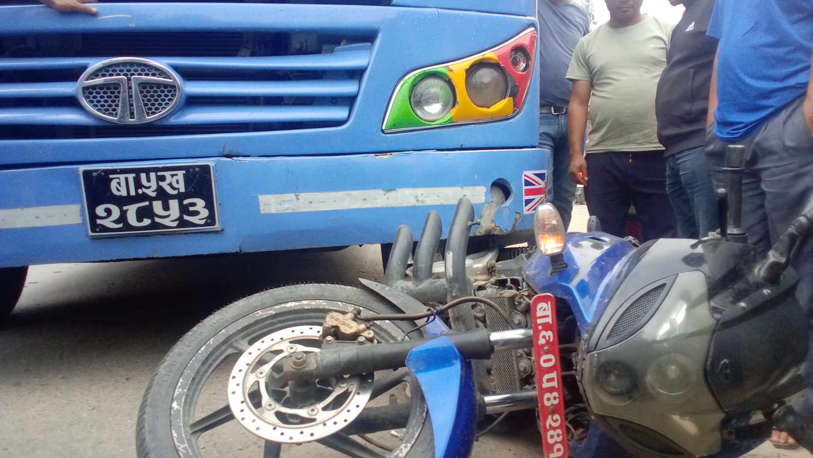 जगातीमा बसले मोटरसाइकललाई किचेपछि.........