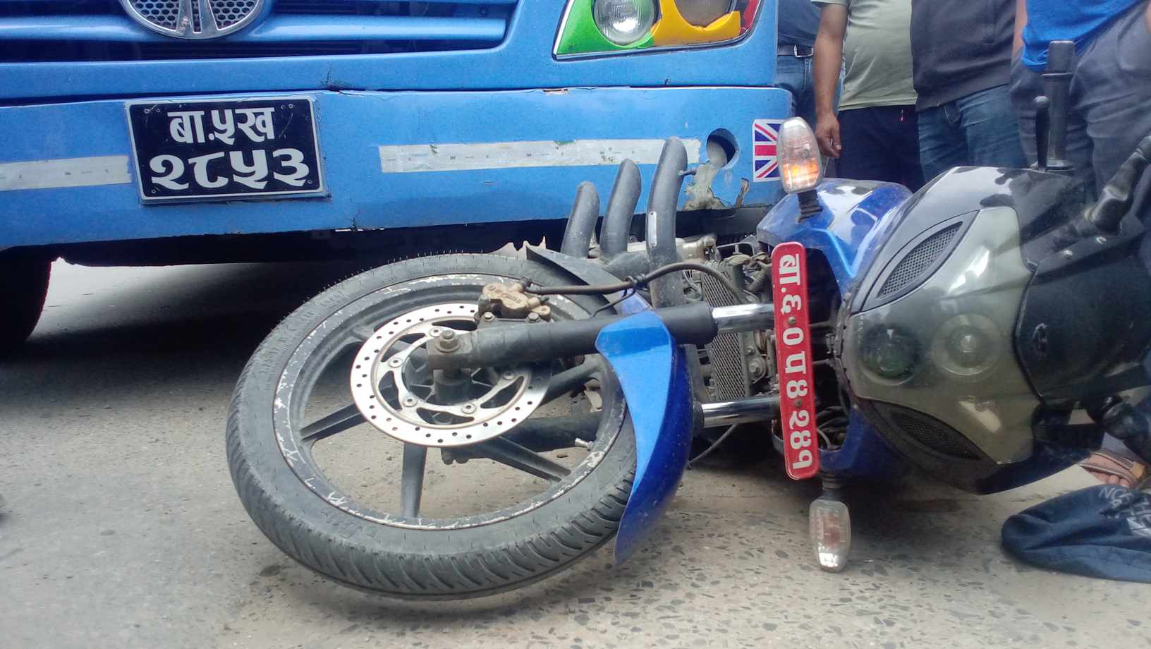 जगातीमा बसले मोटरसाइकललाई किचेपछि.........