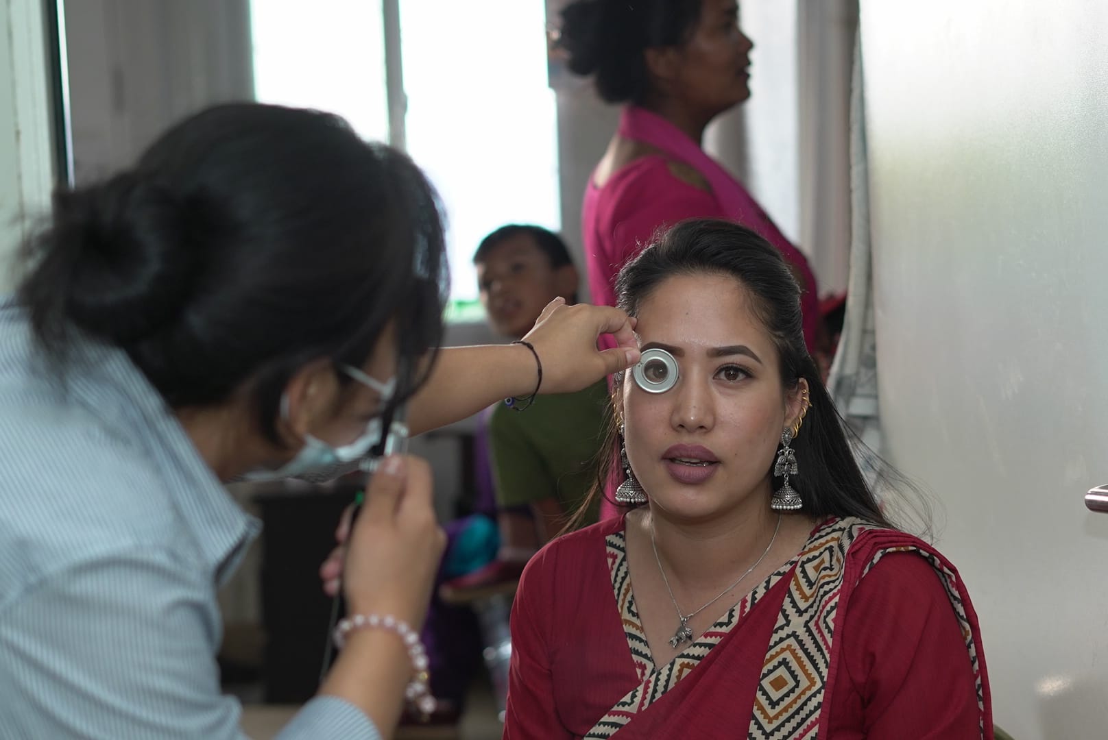 स्वास्थ्य चेकजाँच गर्न दुई घण्टा हिंड्नुपर्ने बाध्यता