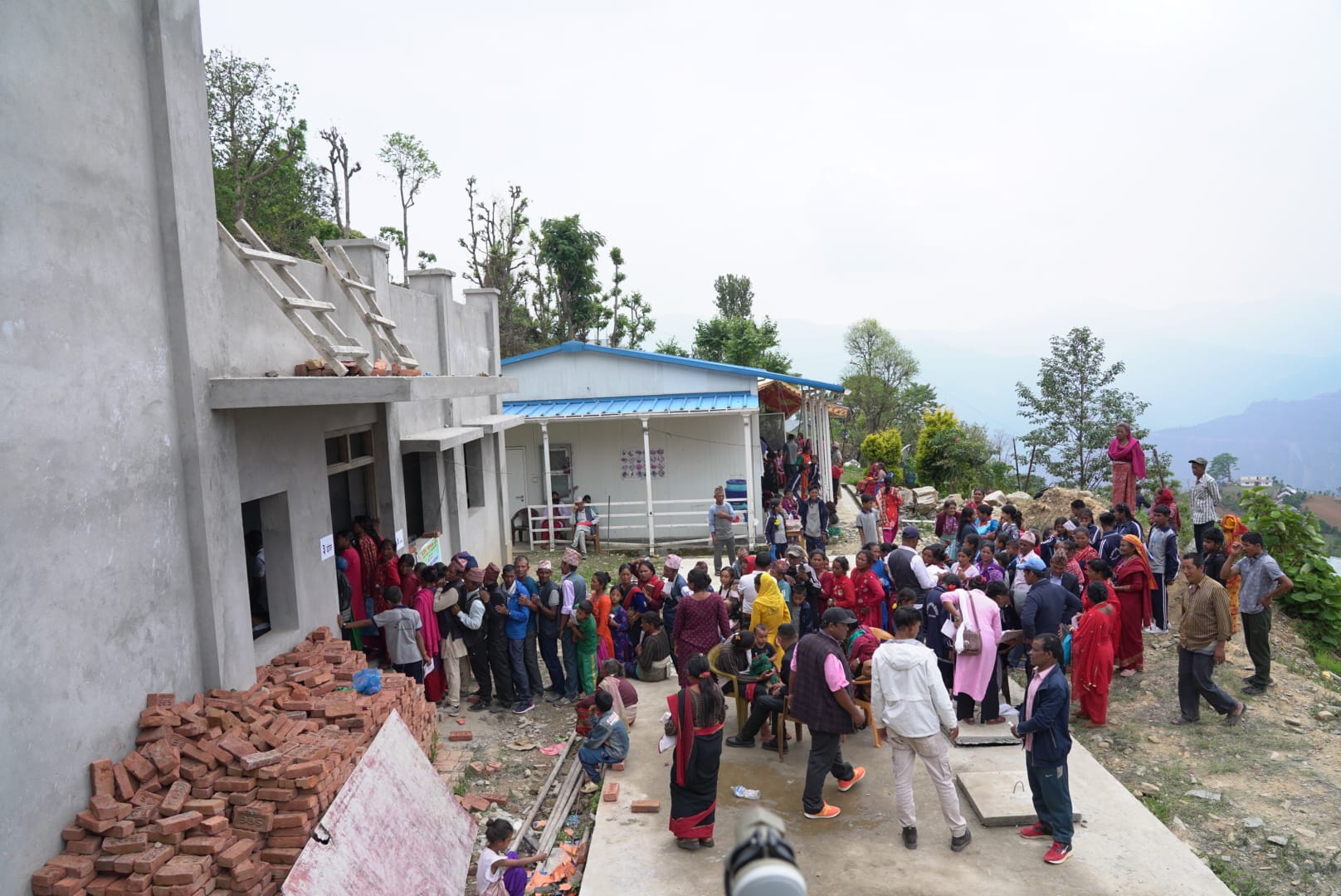 स्वास्थ्य चेकजाँच गर्न दुई घण्टा हिंड्नुपर्ने बाध्यता