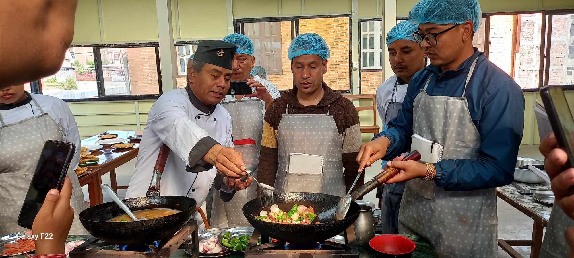 सूर्यविनायकमा मीठोमीठो पकाउन सिक्दै एक हुल युवायुवती 