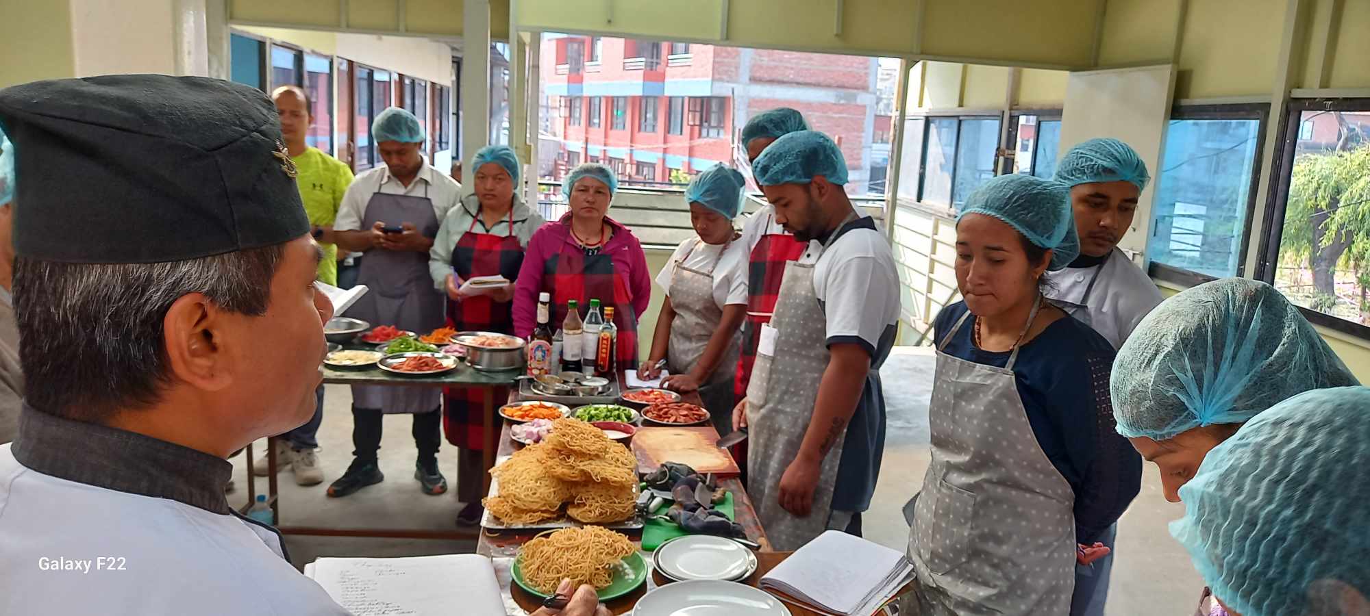 सूर्यविनायकमा मीठोमीठो पकाउन सिक्दै एक हुल युवायुवती 