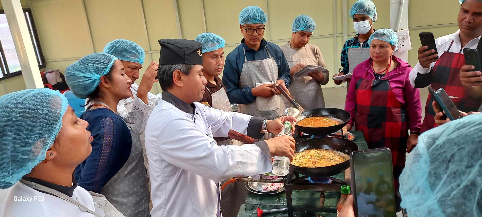 सूर्यविनायकमा मीठोमीठो पकाउन सिक्दै एक हुल युवायुवती 