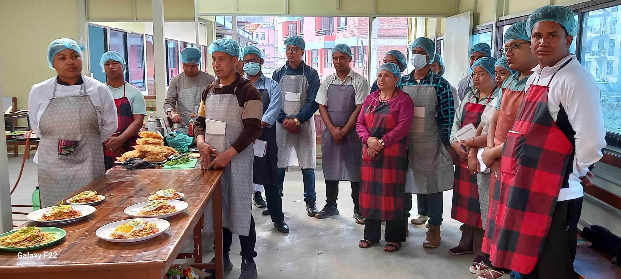 सूर्यविनायकमा मीठोमीठो पकाउन सिक्दै एक हुल युवायुवती 