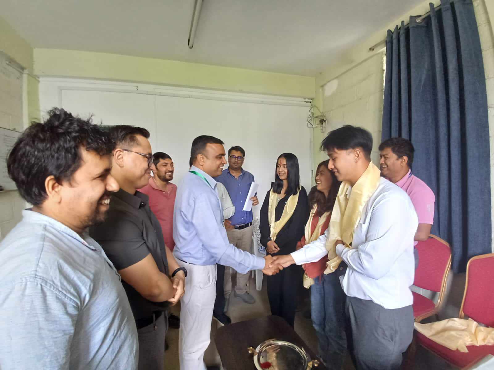 नेकका तीन विद्यार्थी मुम्वई जाँंदै 