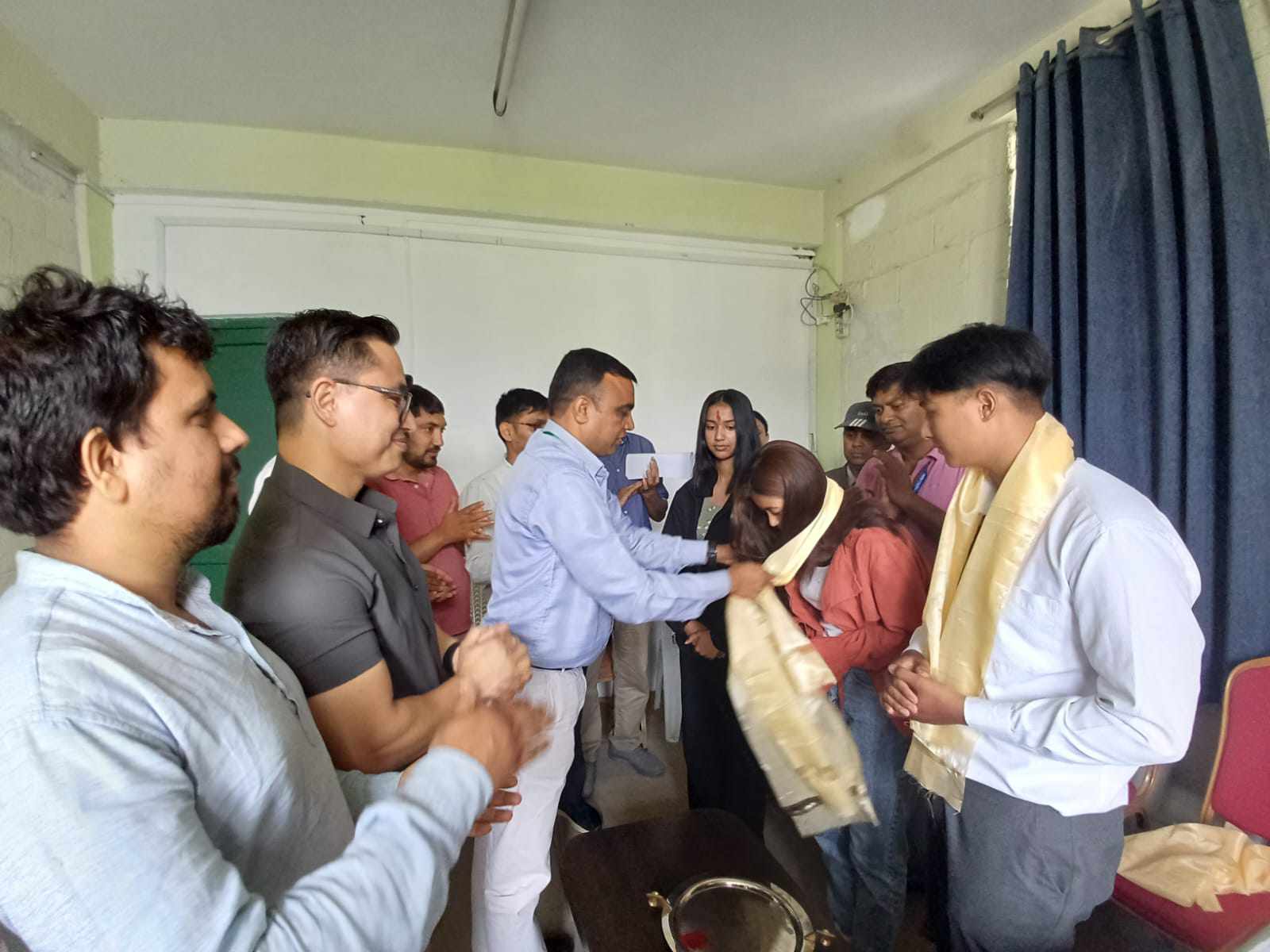 मुम्वई पुगे नेकका तीन जना विद्यार्थीको टोली 