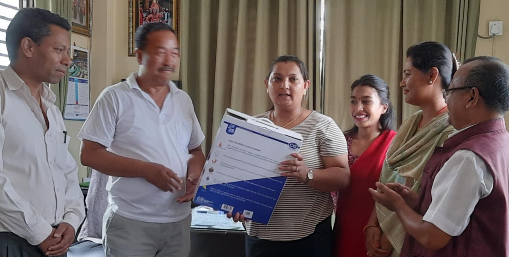 बाेदेमा गरीब परिवारलाई बिद्युतिय चुल्हो वितरण